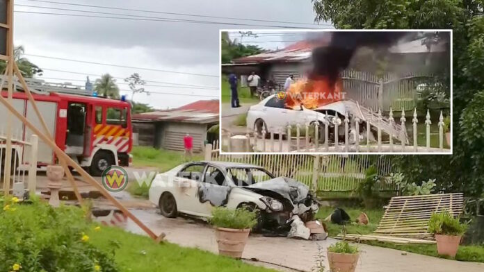 VIDEO: Auto knalt tegen stroompaal en vliegt in brand