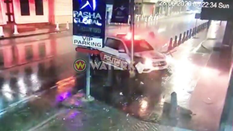 VIDEO: Bewakingscamera legt klap politieauto vast