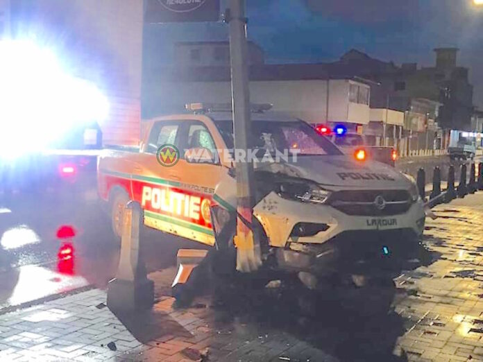 Politiewagen ramt EBS stroompaal in centrum van Paramaribo