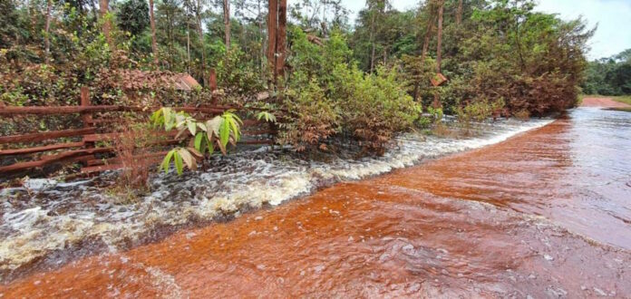 Rijweg West Suriname deels onder water, gesloten voor zwaar verkeer