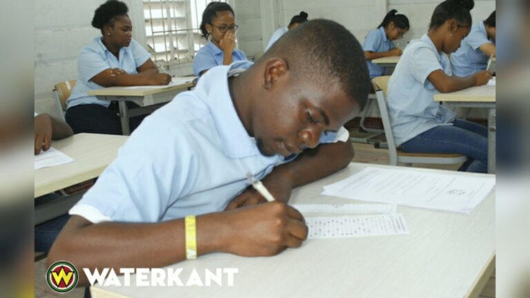 Mulo leerling op school in Suriname