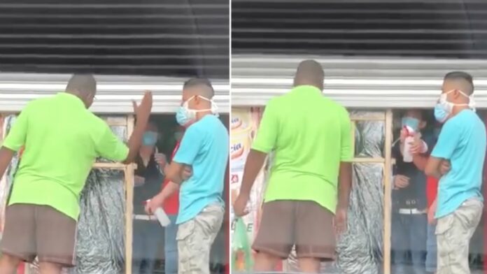 VIDEO: Burger slaat Chinese man bij winkel die vloeistof op hem spuit