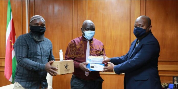 Ondernemers binnenland doneren goederen aan parlement van Suriname