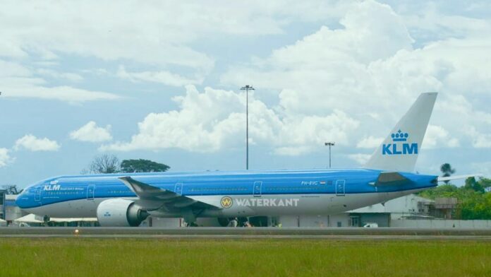 KLM 777-300ER op luchthaven suriname