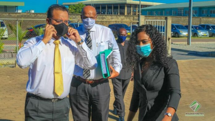 Minister Nurmohamed bezoekt Wegenautoriteit Suriname