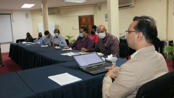 Minister Nurmohamed houdt eerste directiemeeting