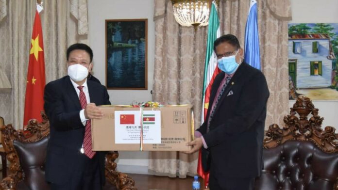 Suriname ontvangt medisch materiaal van China