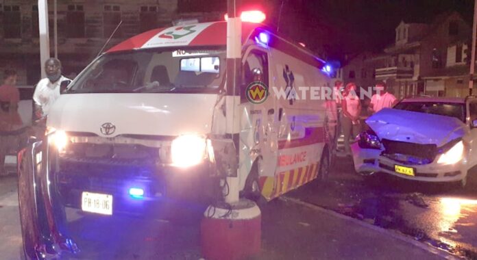 VIDEO: Auto rijdt ambulance die kindje vervoerde aan in centrum Paramaribo