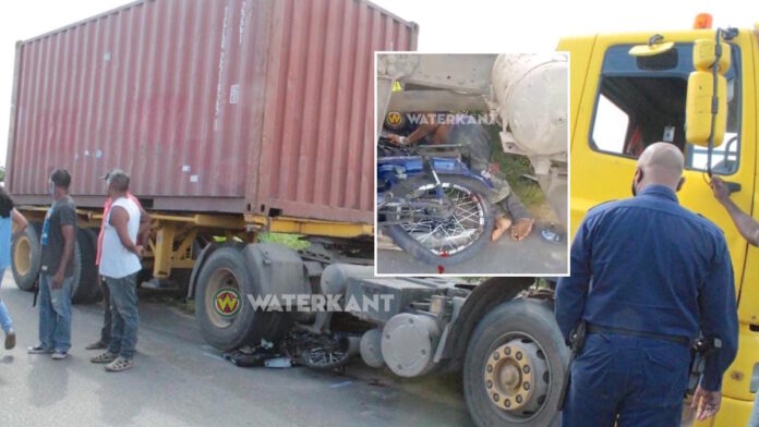 VIDEO: Bromfietser onder vrachtwagen beknelt geraakt bij aanrijding