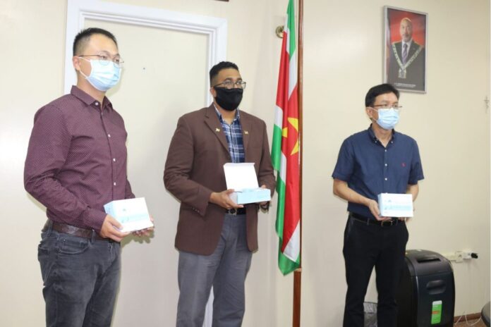Chinese verenigingen in Suriname doneren aan Volksgezondheid