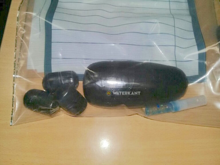 Student (22) met 40 cocaïne bolletjes in onderbroek op Zanderij aangehouden