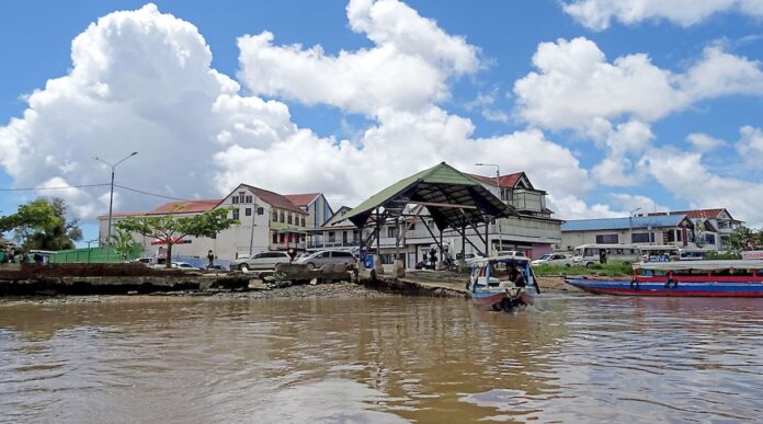 Man die zelfmoord wilde plegen door in Suriname rivier te springen gered
