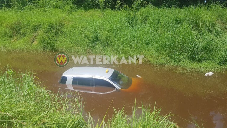 Taxi 'duikt' het water in na aanrijding