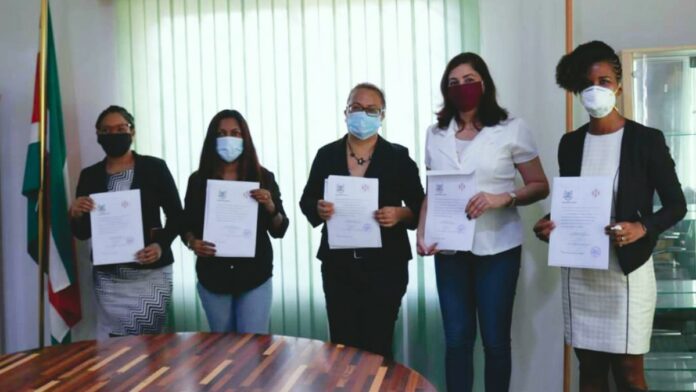 vijf vrouwen beëdigd tot tolk vertaler in suriname