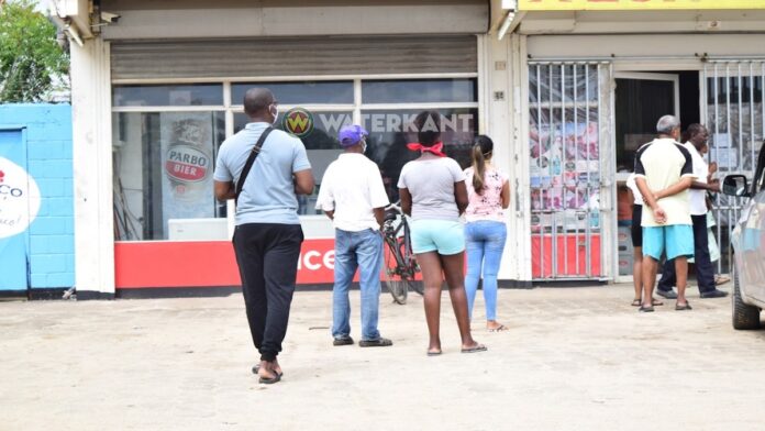 Politie: 'Alle winkels in Suriname moeten om 21.00u sluiten'