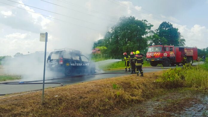 Albina taxi in brand gevlogen en volledig uitgebrand