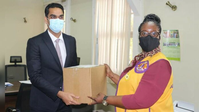 Lions Club Paramaribo South doneert 1.000 gezichtsbeschermers aan Volksgezondheid