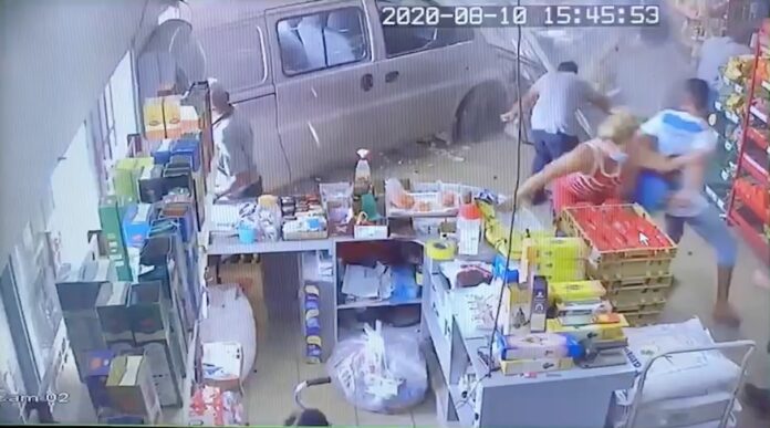 VIDEO: Beveiligingscamera legt vast hoe busje winkel binnen rijdt