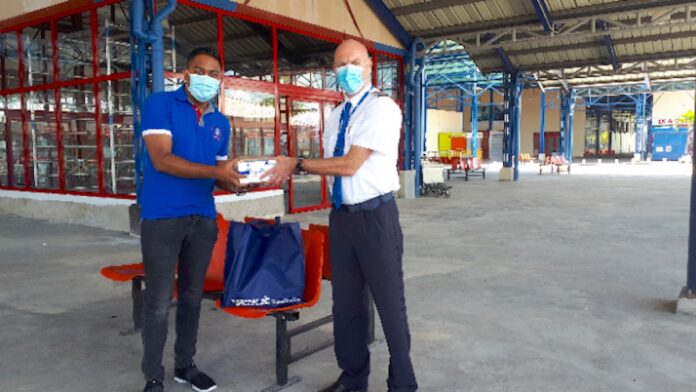 KLM Suriname doneert Personal Protective Equipment (PPE) aan de SATCA