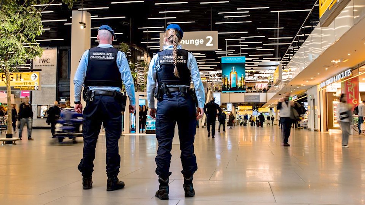 Vier Surinamers op Schiphol aangehouden op verdenking van witwassen