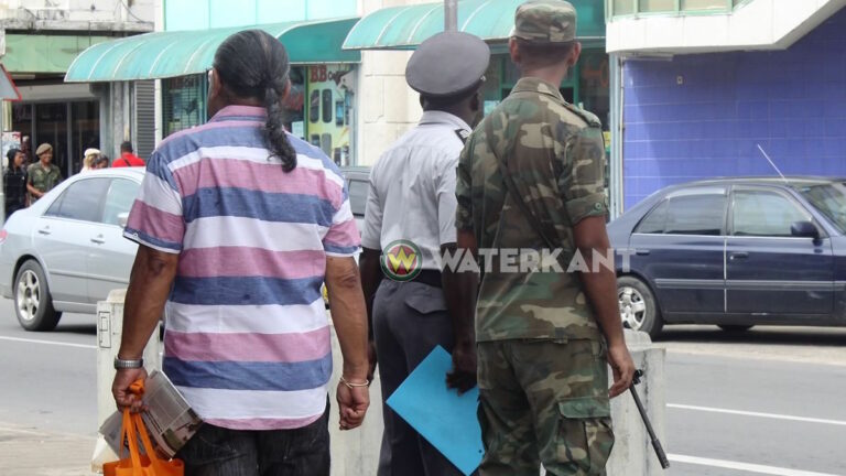 politie en militair in Suriname