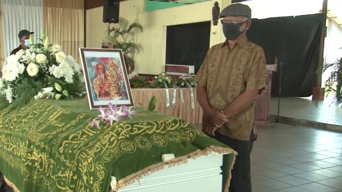 VIDEO: Kunstenaar Soeki Irodikromo met staatseer begraven