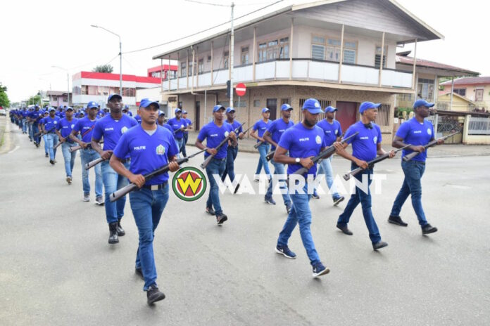 Politie rekruten houden 'speedmars' ter afsluiting van hun opleiding