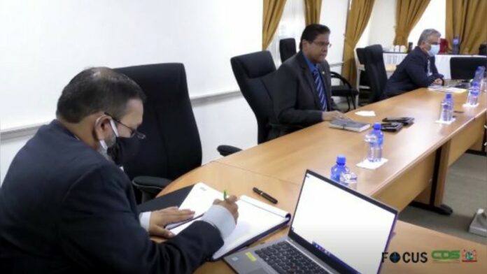 Delegatie Paranam Industry Center presenteert plannen aan president
