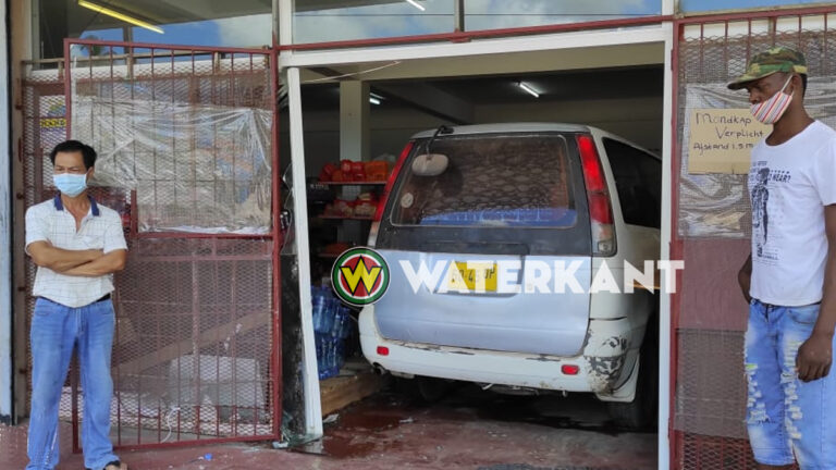 VIDEO: Flinke schade nadat busje supermarkt binnen rijdt