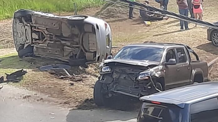VIDEO: Automobilist negeert stopbord en veroorzaakt zware aanrijding