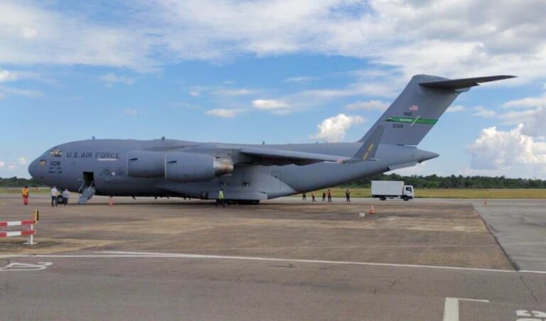 Vliegtuig US Air Force op Zanderij vanwege voorbereiding bezoek Pompeo