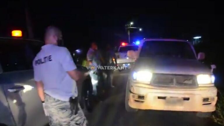 verkeerscontrole van politie in Suriname