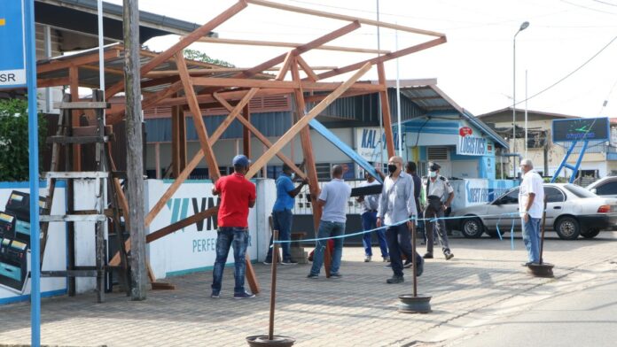Bouwwerk op berm langs Indira Gandhiweg gesloopt