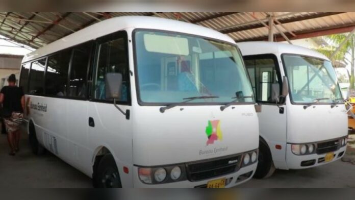 Districtscommissariaat Coronie voorzien van twee bussen