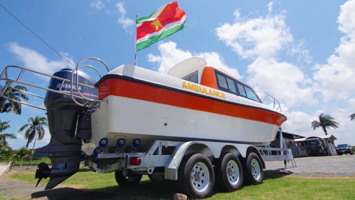 Nieuwe ambulanceboot overhandigd aan Mungra Medisch Centrum