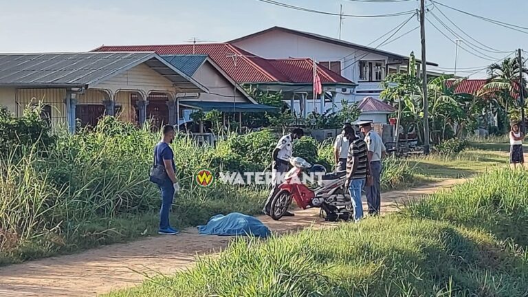 VIDEO: Man dood na val van bromfiets in Nickerie