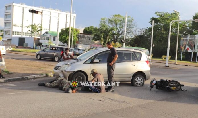 Militair op bromfiets zwaargewond na aanrijding door automobiliste