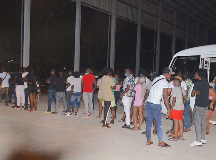 Politie Suriname houdt 48 lockdown overtreders aan