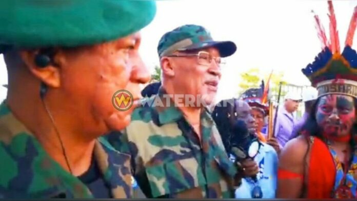 Bouterse in militair kostuum naar krijgsraad suriname