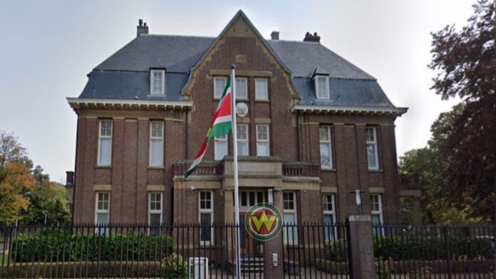 OM: 'Man die dreigde bom te gooien op Surinaamse ambassade moet in behandeling'