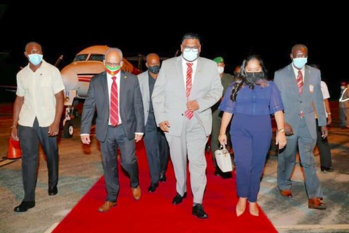 VIDEO: Guyanese president Irfaan Ali aangekomen in Suriname