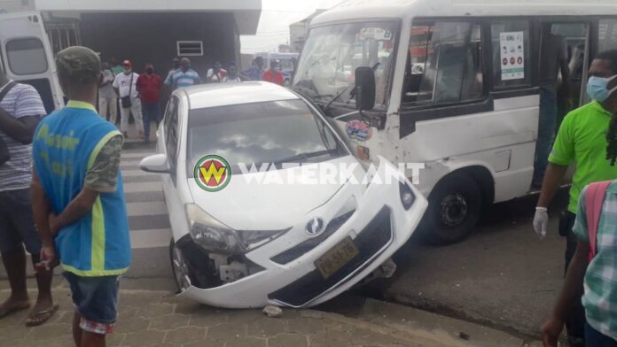 VIDEO: Meerdere gewonden bij zware aanrijding tussen lijnbus en personenauto in Centrum