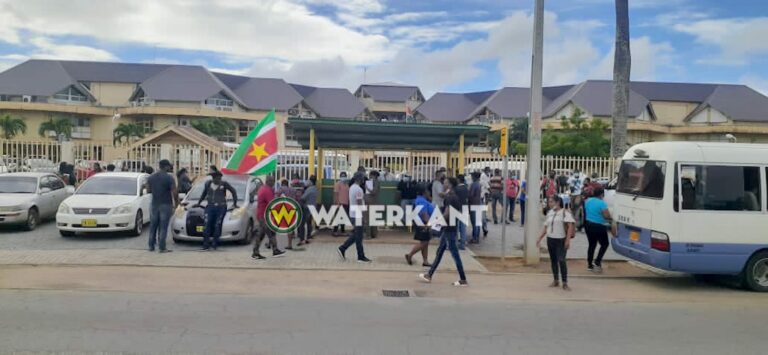 VIDEO: Protest bij ministerie van Openbare Werken in Suriname