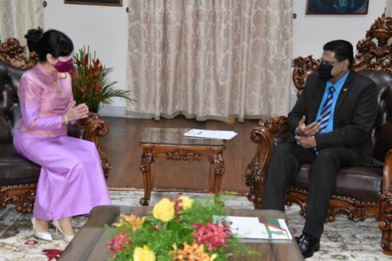 Ambassadeur Thailand in Suriname biedt geloofsbrieven aan president