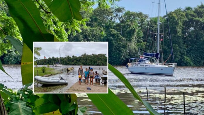 Nederlands gezin met zeilboot in Suriname