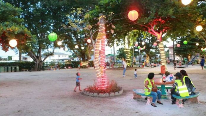 Fernandes plein omgetoverd in Christmas Park