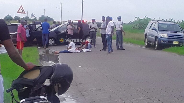 Kindjes gewond na aanrijding tussen twee auto's te Nickerie