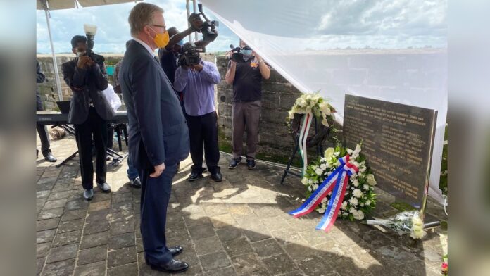 Herdenking decembermoorden: krans namens Nederland bij monument Fort Zeelandia