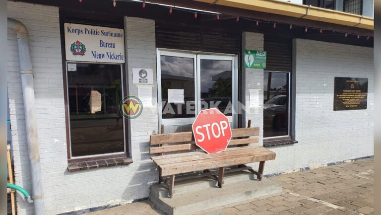 Hoofd politiebureau Nickerie gesloten na corona besmetting, agenten werken op parkeerplaats