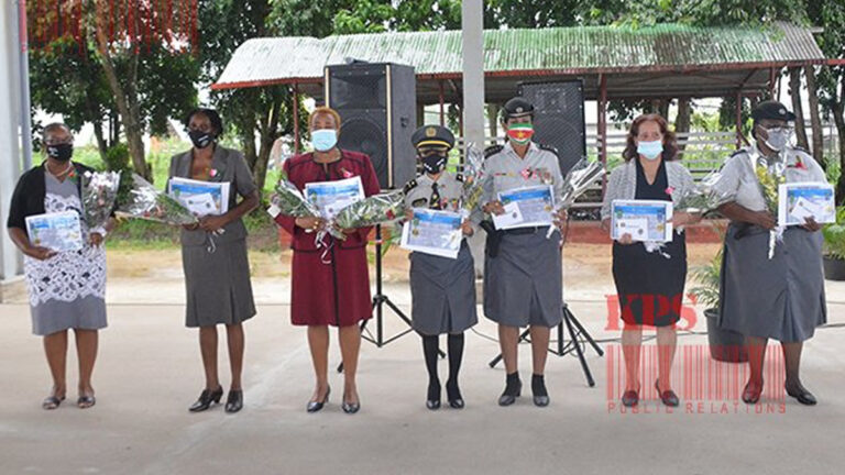 Acht vrouwen van Korps Politie Suriname gedecoreerd